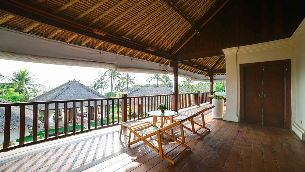 Villa Tanju - Airy Bedroom 1 balcony area